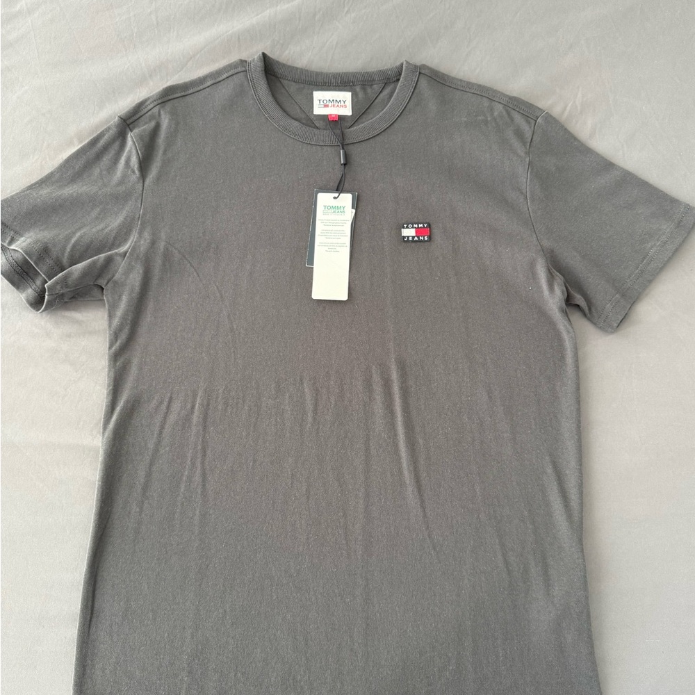 Tommy Jeans Essential Logo T-Shirt – Gray – Size M – New with Tags